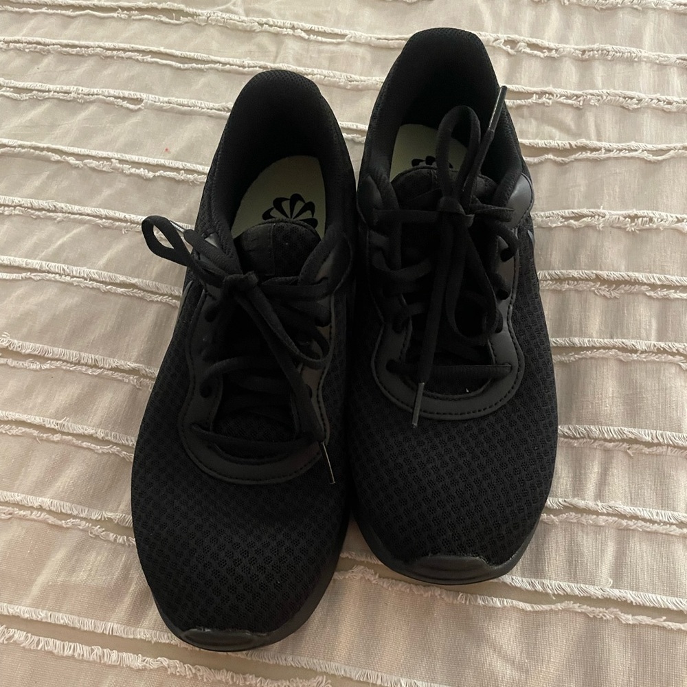 Nike tennis shoe size 9